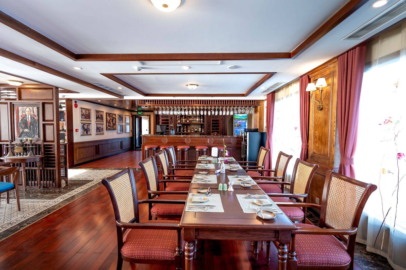 Interior restoran dengan furnitur kayu