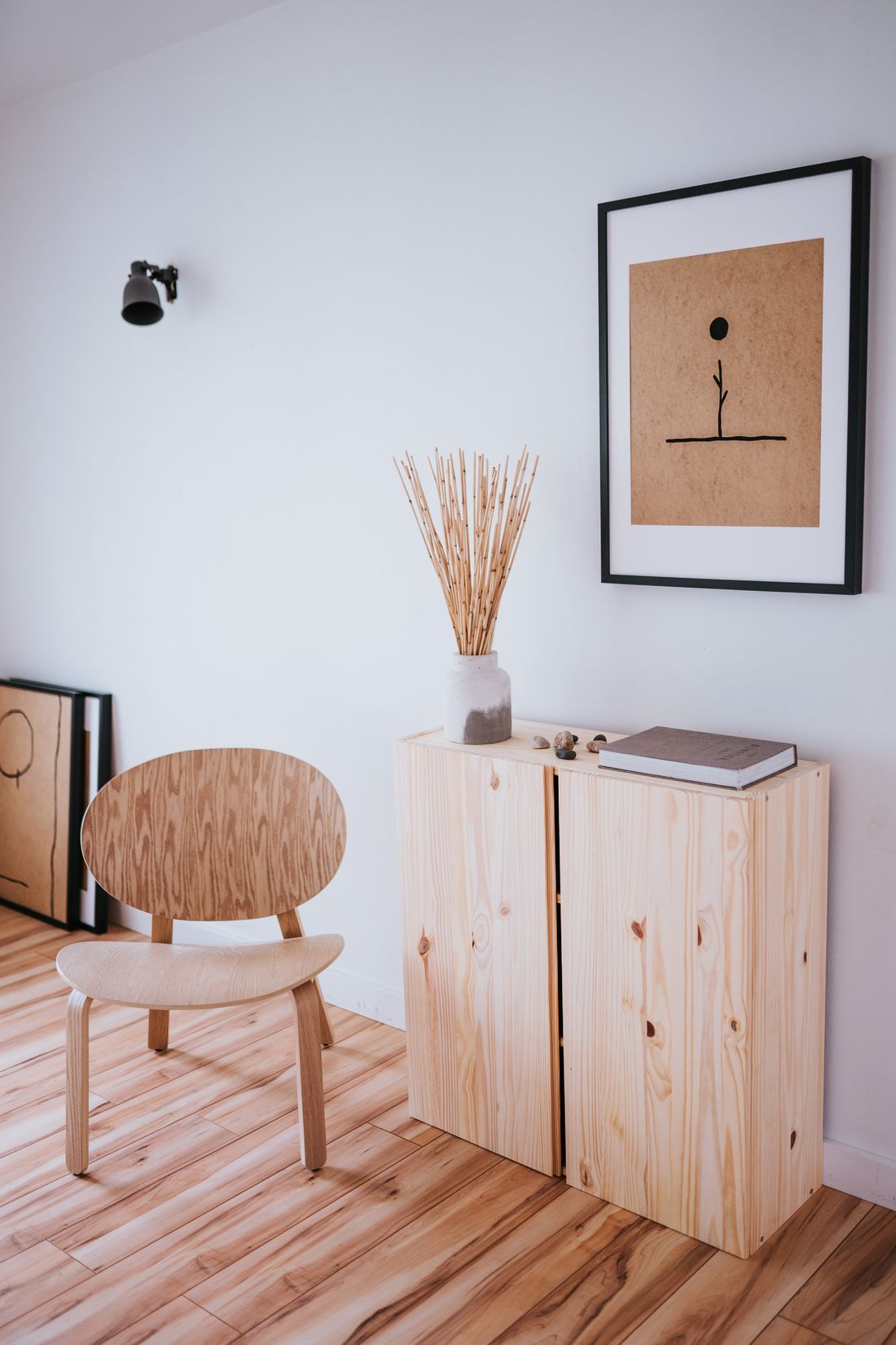 Lemari kayu dengan pintu panel di ruangan minimalis